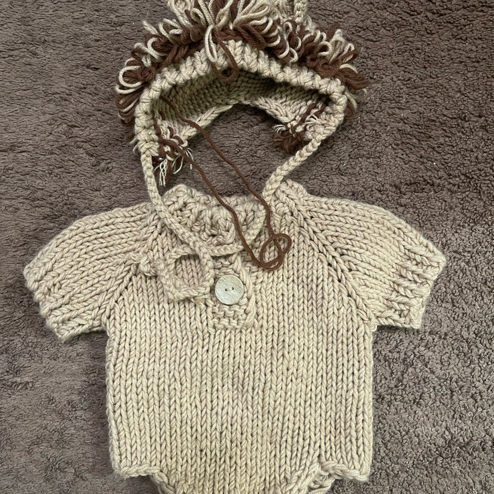 Adorable Knit Baby lion out fit